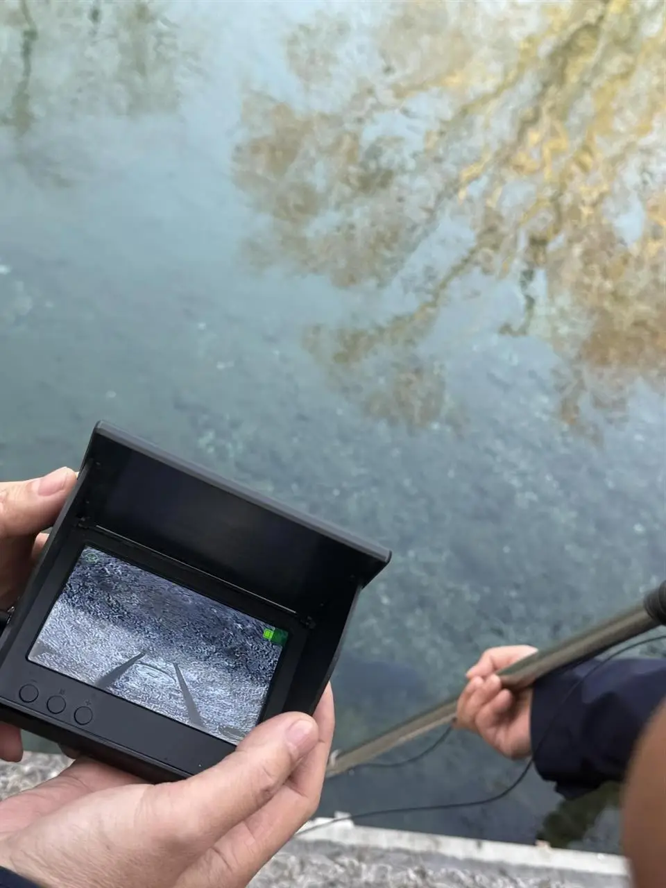 游客趵突泉拍“古今同框”珍贵钱币滑进泉池，景区用水下探测器捞回