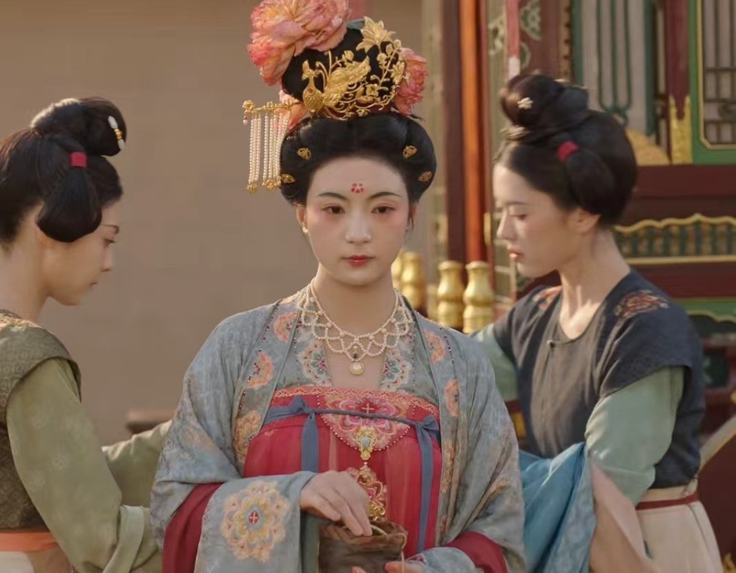 _有个电视剧叫什么芳华_芳华的电视剧