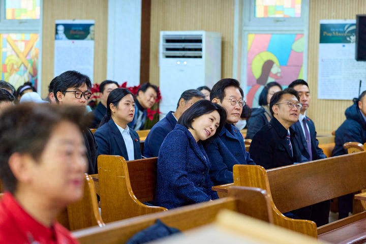李在明夫妇又公开秀恩爱了！夫人依偎在他肩膀上好甜，还穿情侣装
