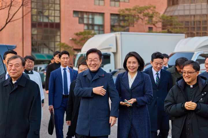 李在明夫妇又公开秀恩爱了!夫人依偎在他肩膀上好甜,还穿情侣装_李在明夫妇又公开秀恩爱了!夫人依偎在他肩膀上好甜,还穿情侣装_