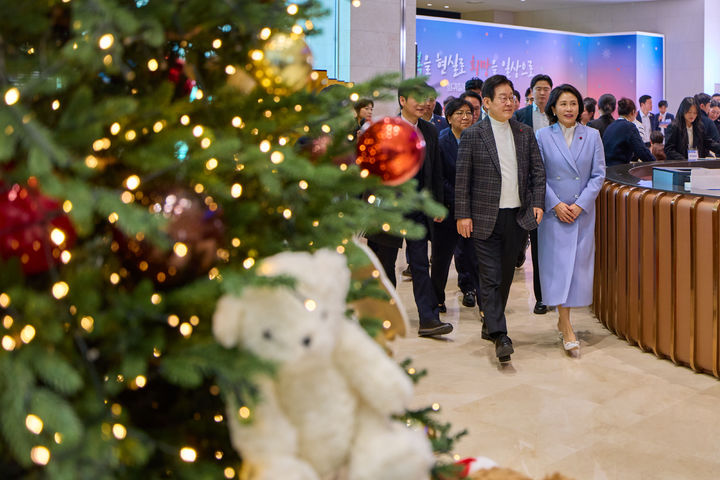 _李在明夫妇又公开秀恩爱了!夫人依偎在他肩膀上好甜,还穿情侣装_李在明夫妇又公开秀恩爱了!夫人依偎在他肩膀上好甜,还穿情侣装