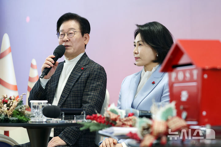 李在明夫妇又公开秀恩爱了!夫人依偎在他肩膀上好甜,还穿情侣装__李在明夫妇又公开秀恩爱了!夫人依偎在他肩膀上好甜,还穿情侣装