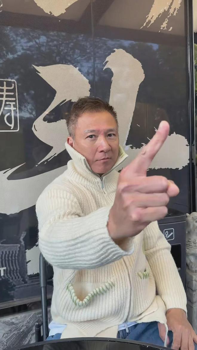 《尋秦記》反派江門開食肆嘆老闆之苦,遭員工掟布劈炮卑微捧餐具__《尋秦記》反派江門開食肆嘆老闆之苦,遭員工掟布劈炮卑微捧餐具