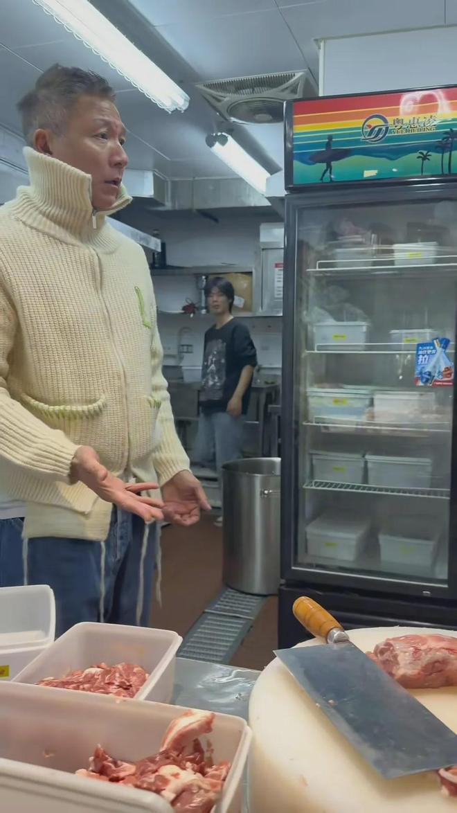 《尋秦記》反派江門開食肆嘆老闆之苦,遭員工掟布劈炮卑微捧餐具__《尋秦記》反派江門開食肆嘆老闆之苦,遭員工掟布劈炮卑微捧餐具