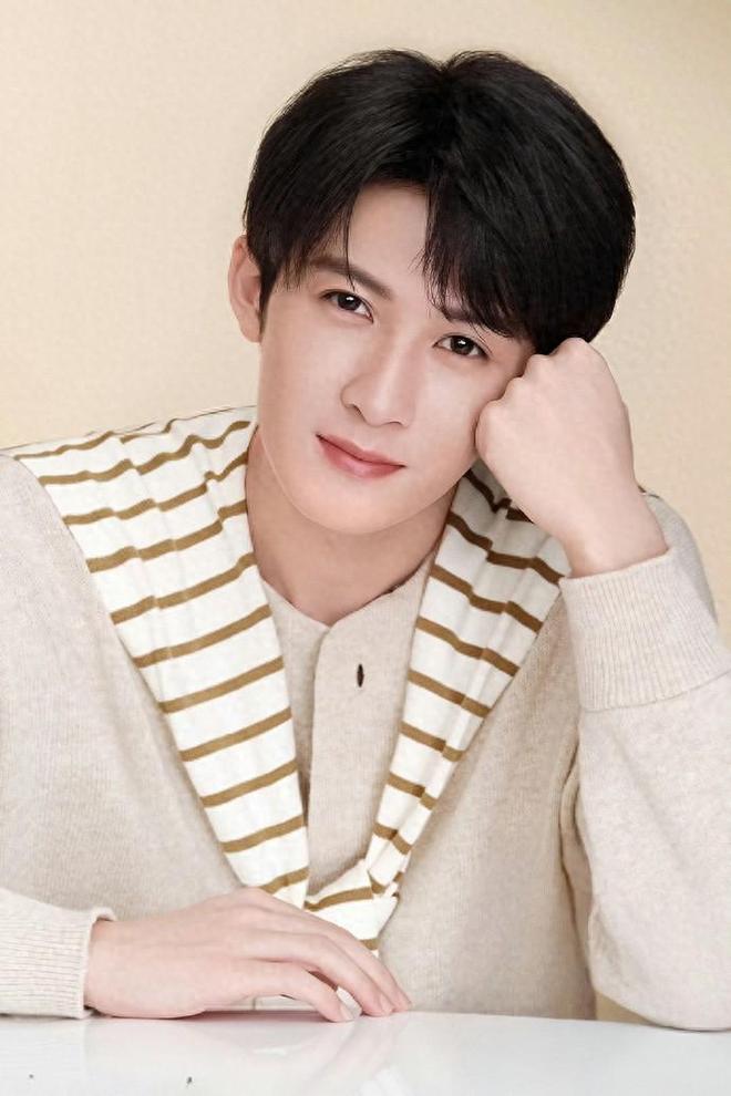 _内娱金秀贤?曝顶流男星与小16岁女演员恋爱,女方回应信息量大_内娱金秀贤?曝顶流男星与小16岁女演员恋爱,女方回应信息量大