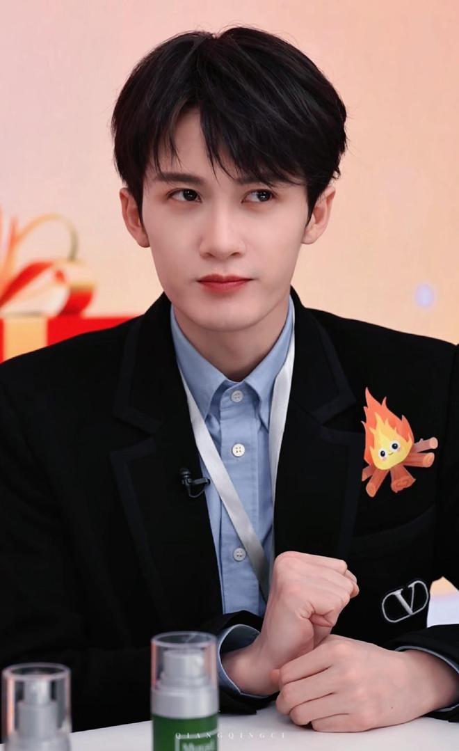 内娱金秀贤?曝顶流男星与小16岁女演员恋爱,女方回应信息量大__内娱金秀贤?曝顶流男星与小16岁女演员恋爱,女方回应信息量大