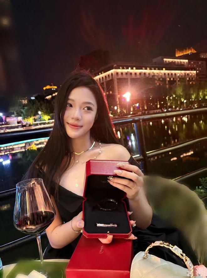 _内娱金秀贤?曝顶流男星与小16岁女演员恋爱,女方回应信息量大_内娱金秀贤?曝顶流男星与小16岁女演员恋爱,女方回应信息量大