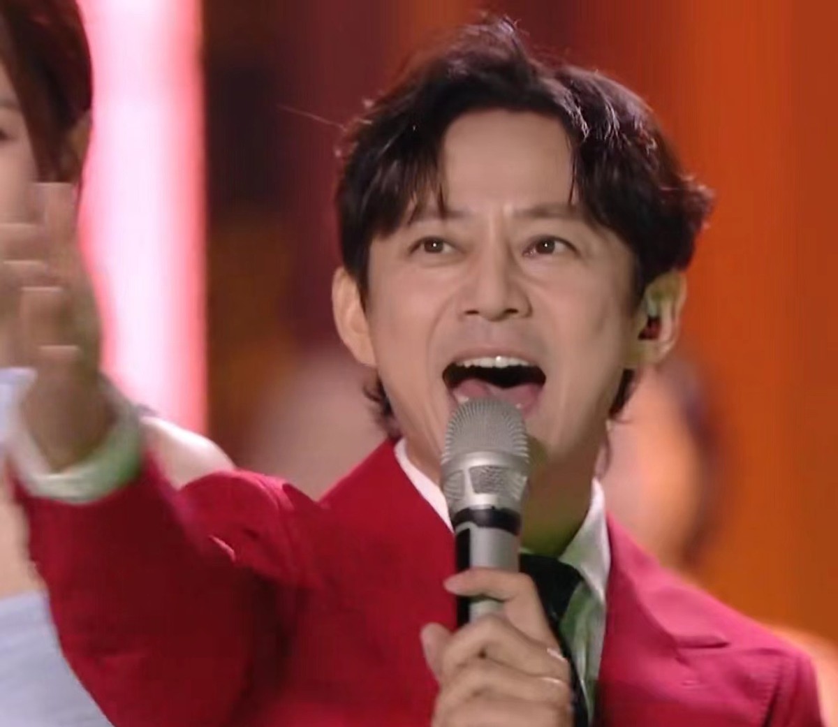 今年湖南跨年晚会主持人是谁__湖南卫视跨年晚会开场舞是谁