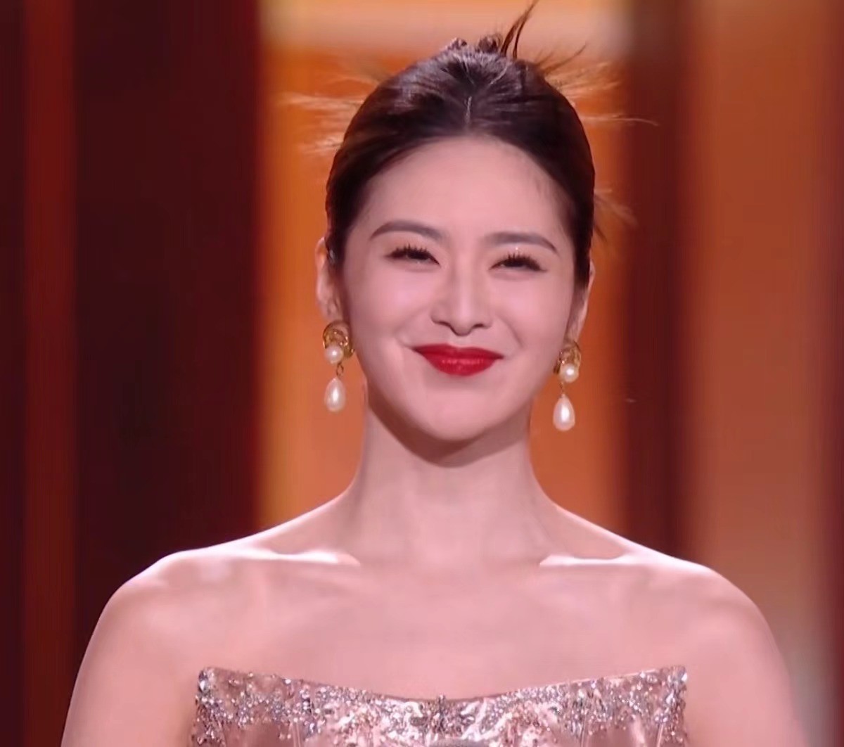 今年湖南跨年晚会主持人是谁__湖南卫视跨年晚会开场舞是谁