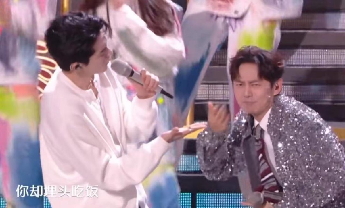 今年湖南跨年晚会主持人是谁_湖南卫视跨年晚会开场舞是谁_