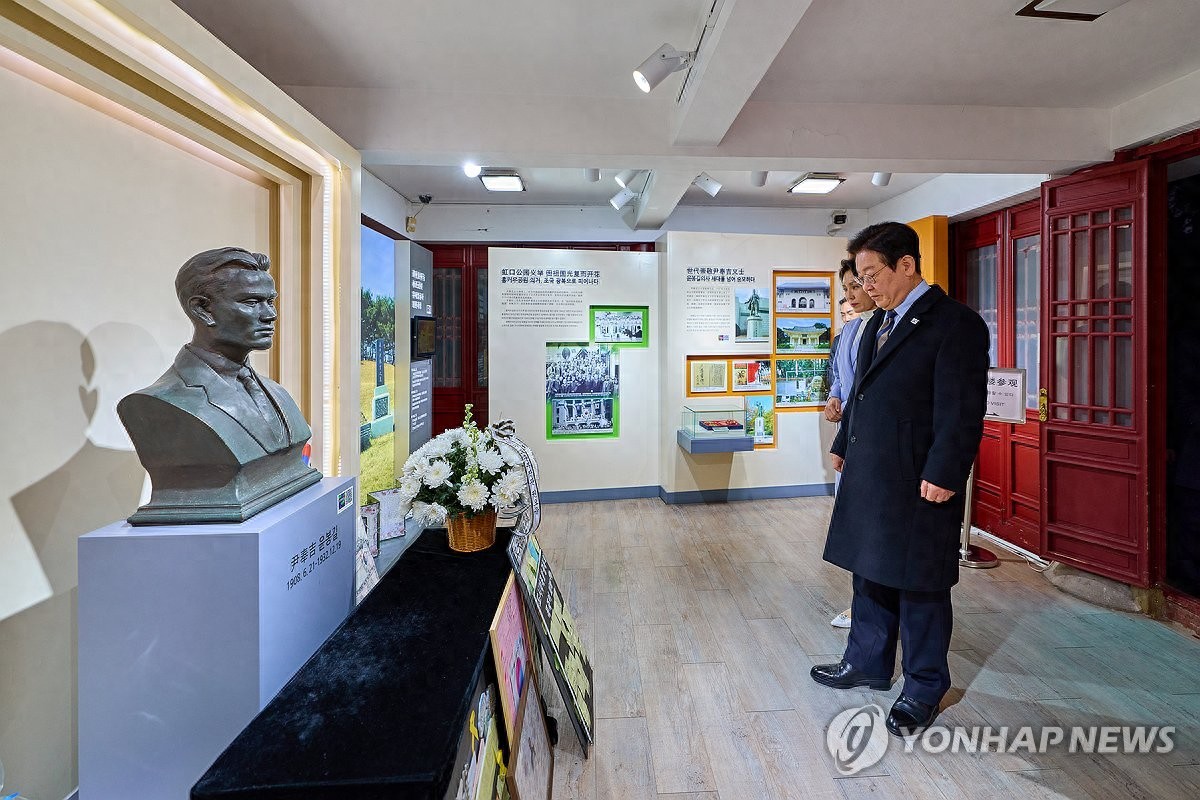 李在明夫妇在上海缅怀抗日英雄!第一夫人穿蓝色翻领大衣,很肃穆