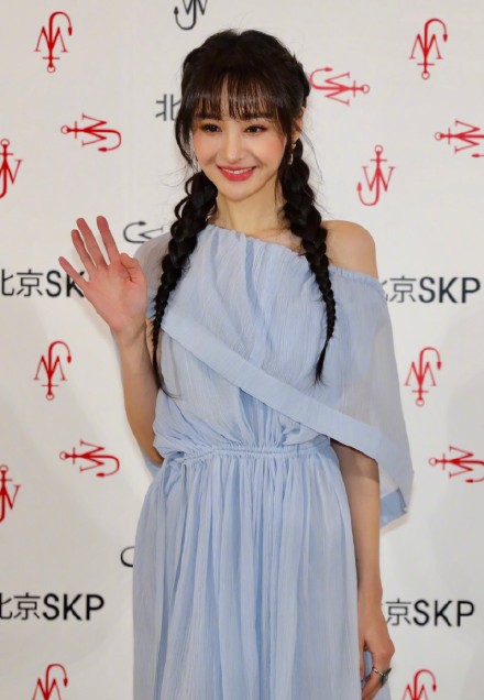 _郑爽蓝色露肩裙配麻花辫清爽可爱，生图法令纹深邃五官僵硬太奇怪_郑爽蓝色露肩裙配麻花辫清爽可爱，生图法令纹深邃五官僵硬太奇怪