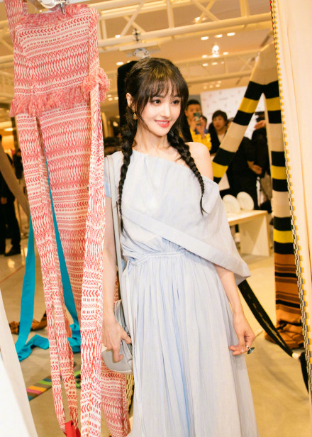 郑爽蓝色露肩裙配麻花辫清爽可爱，生图法令纹深邃五官僵硬太奇怪__郑爽蓝色露肩裙配麻花辫清爽可爱，生图法令纹深邃五官僵硬太奇怪