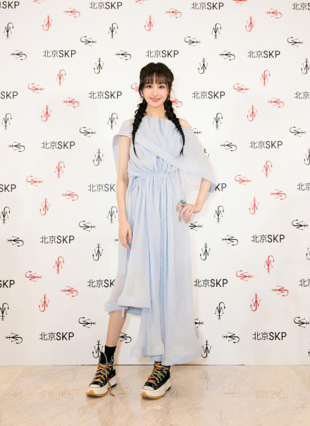 郑爽蓝色露肩裙配麻花辫清爽可爱，生图法令纹深邃五官僵硬太奇怪_郑爽蓝色露肩裙配麻花辫清爽可爱，生图法令纹深邃五官僵硬太奇怪_