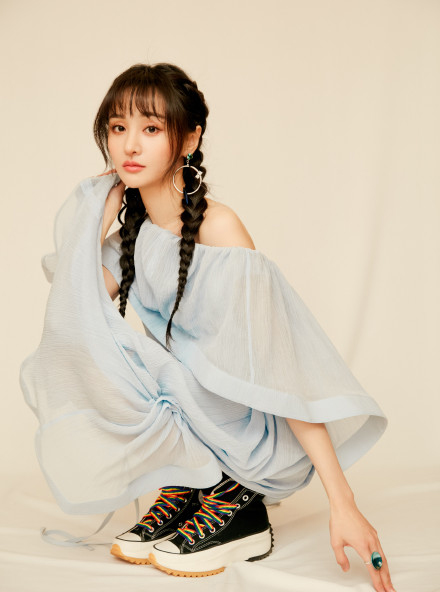 郑爽蓝色露肩裙配麻花辫清爽可爱，生图法令纹深邃五官僵硬太奇怪__郑爽蓝色露肩裙配麻花辫清爽可爱，生图法令纹深邃五官僵硬太奇怪