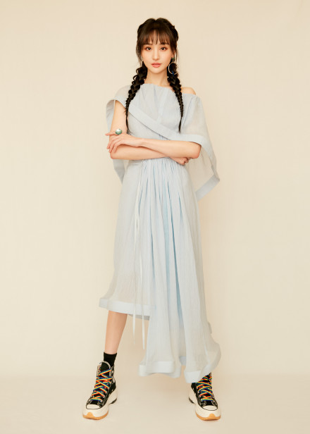 _郑爽蓝色露肩裙配麻花辫清爽可爱，生图法令纹深邃五官僵硬太奇怪_郑爽蓝色露肩裙配麻花辫清爽可爱，生图法令纹深邃五官僵硬太奇怪