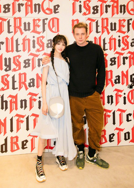 郑爽蓝色露肩裙配麻花辫清爽可爱，生图法令纹深邃五官僵硬太奇怪__郑爽蓝色露肩裙配麻花辫清爽可爱，生图法令纹深邃五官僵硬太奇怪