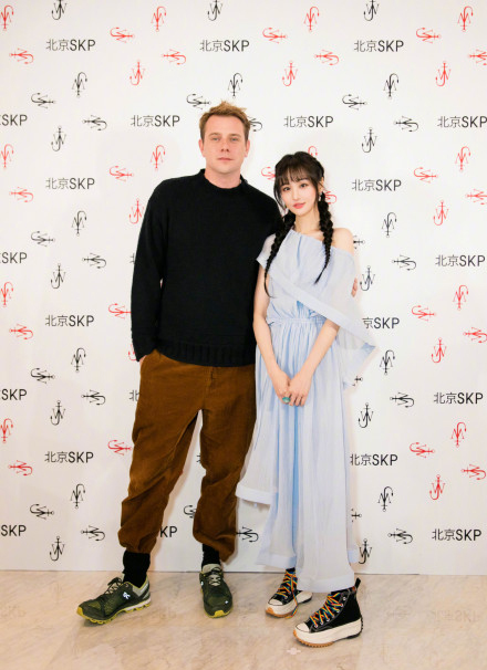 _郑爽蓝色露肩裙配麻花辫清爽可爱，生图法令纹深邃五官僵硬太奇怪_郑爽蓝色露肩裙配麻花辫清爽可爱，生图法令纹深邃五官僵硬太奇怪