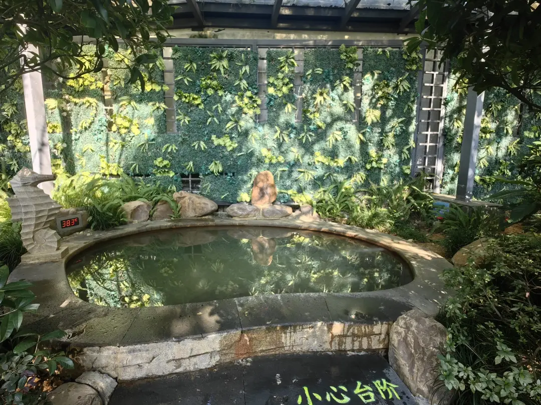 乌当：一池温暖润人心 碧泉氤氲引客至__乌当：一池温暖润人心 碧泉氤氲引客至