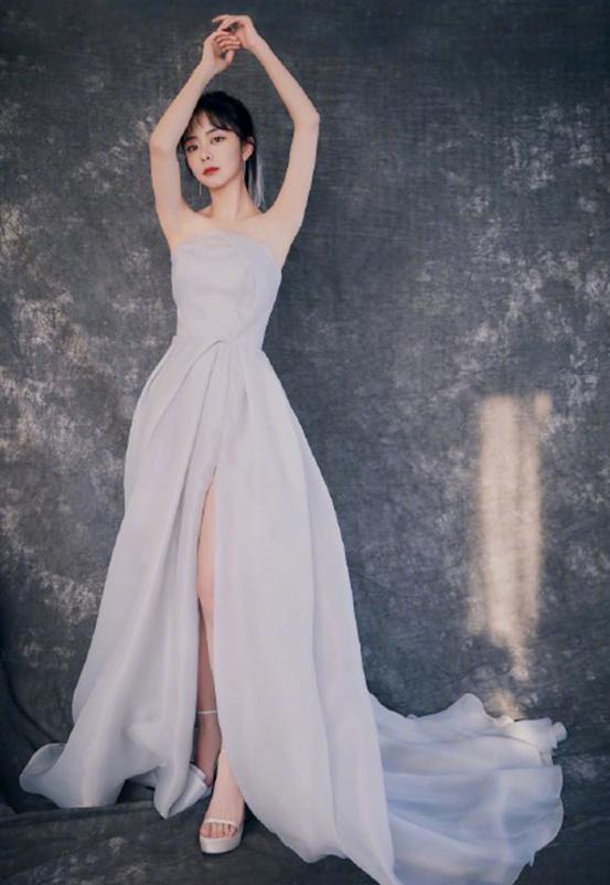 谭松韵30岁转型成功，一袭水雾蓝长裙太仙，终于找到了自己的风格