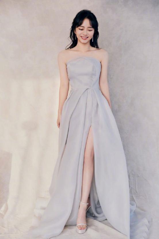 谭松韵30岁转型成功,一袭水雾蓝长裙太仙,终于找到了自己的风格__谭松韵30岁转型成功,一袭水雾蓝长裙太仙,终于找到了自己的风格