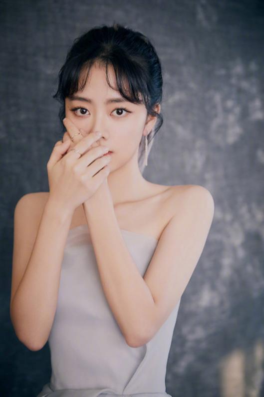 谭松韵30岁转型成功,一袭水雾蓝长裙太仙,终于找到了自己的风格_谭松韵30岁转型成功,一袭水雾蓝长裙太仙,终于找到了自己的风格_