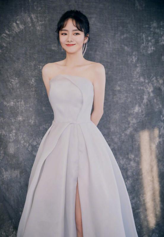 谭松韵30岁转型成功,一袭水雾蓝长裙太仙,终于找到了自己的风格_谭松韵30岁转型成功,一袭水雾蓝长裙太仙,终于找到了自己的风格_