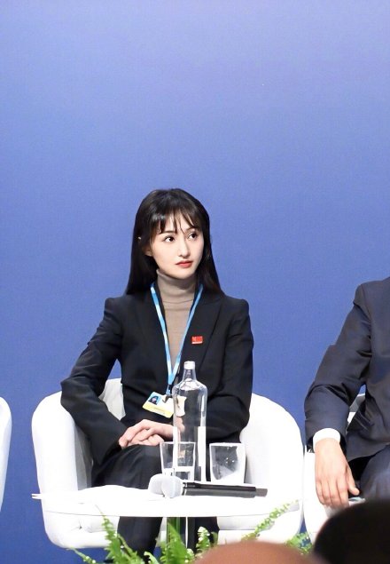 _郑爽的穿衣搭配_郑爽衣服搭配