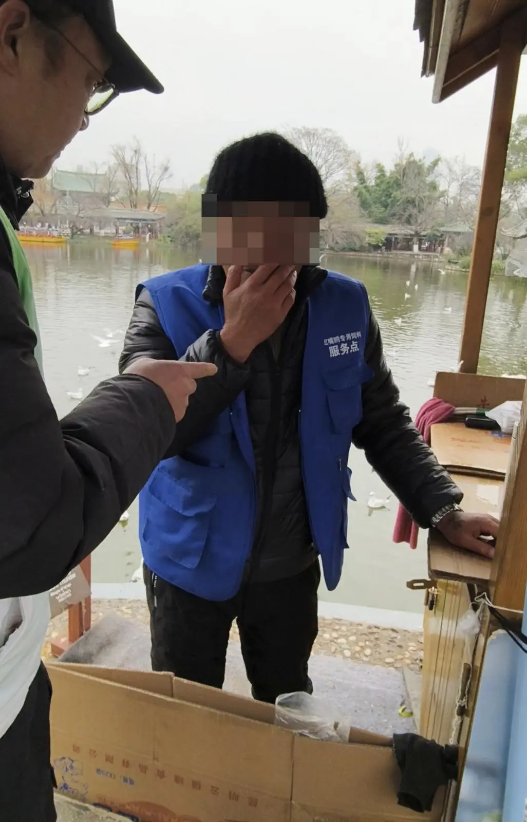 翠湖惊现“荤鸥粮”！10 元一袋，无商品名也无配料__翠湖惊现“荤鸥粮”！10 元一袋，无商品名也无配料