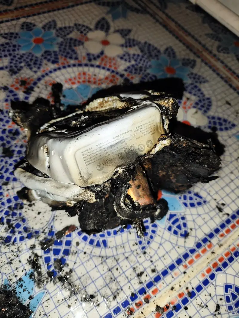 泰国旅游时罗马仕充电宝爆炸燃烧,中国游客称事发凌晨4点,运动相机被烧焦__泰国旅游时罗马仕充电宝爆炸燃烧,中国游客称事发凌晨4点,运动相机被烧焦