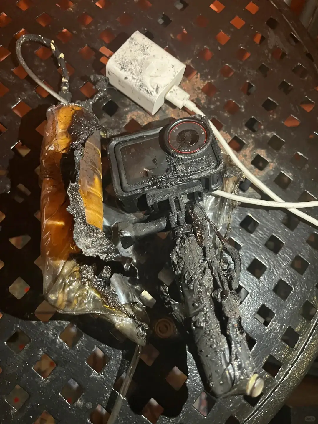 _泰国旅游时罗马仕充电宝爆炸燃烧,中国游客称事发凌晨4点,运动相机被烧焦_泰国旅游时罗马仕充电宝爆炸燃烧,中国游客称事发凌晨4点,运动相机被烧焦