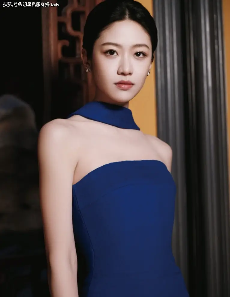 _修身打底裙包臀裙_一袭红裙的诗句