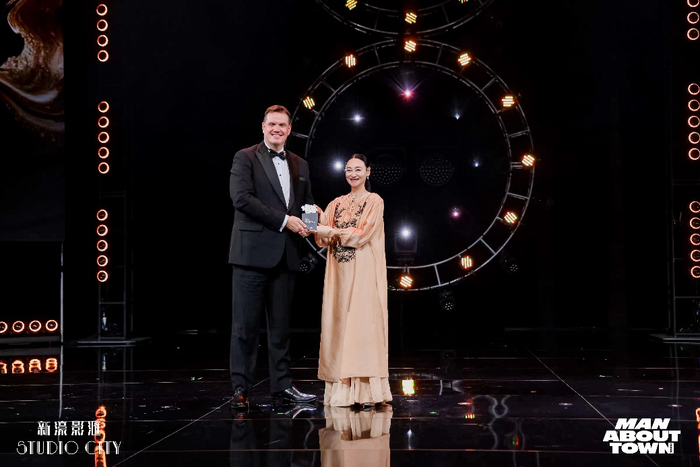 新濠集团高级副总裁兼新濠影汇项目总经理Kevin Benning 先生与演员惠英红