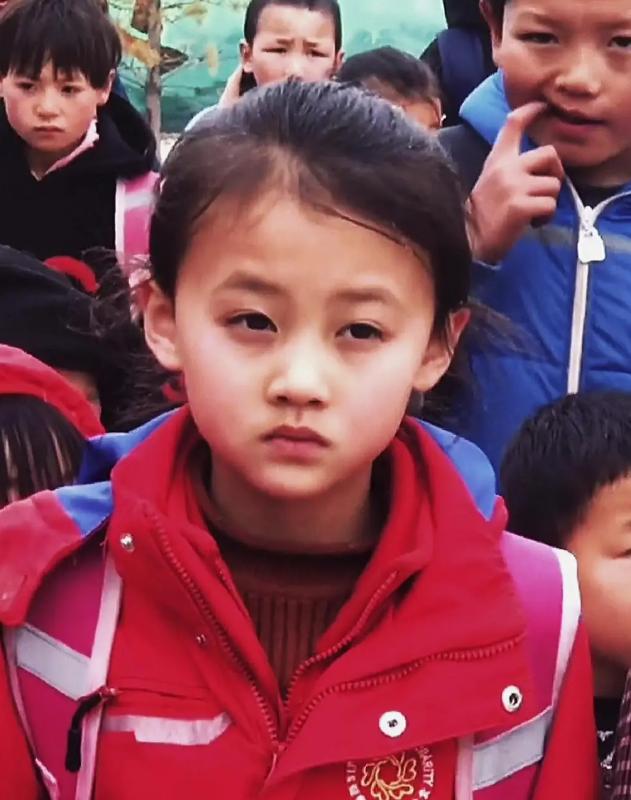 没钱还硬装？宁夏一笑成名拒绝百万签约的小女孩，现在成了这样__没钱还硬装？宁夏一笑成名拒绝百万签约的小女孩，现在成了这样