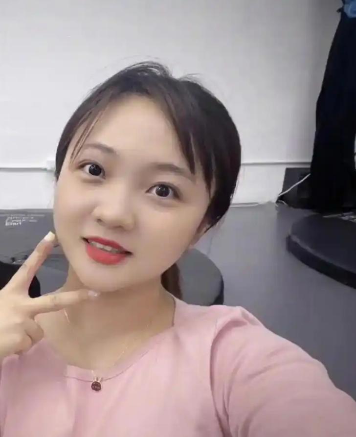 没钱还硬装？宁夏一笑成名拒绝百万签约的小女孩，现在成了这样_没钱还硬装？宁夏一笑成名拒绝百万签约的小女孩，现在成了这样_