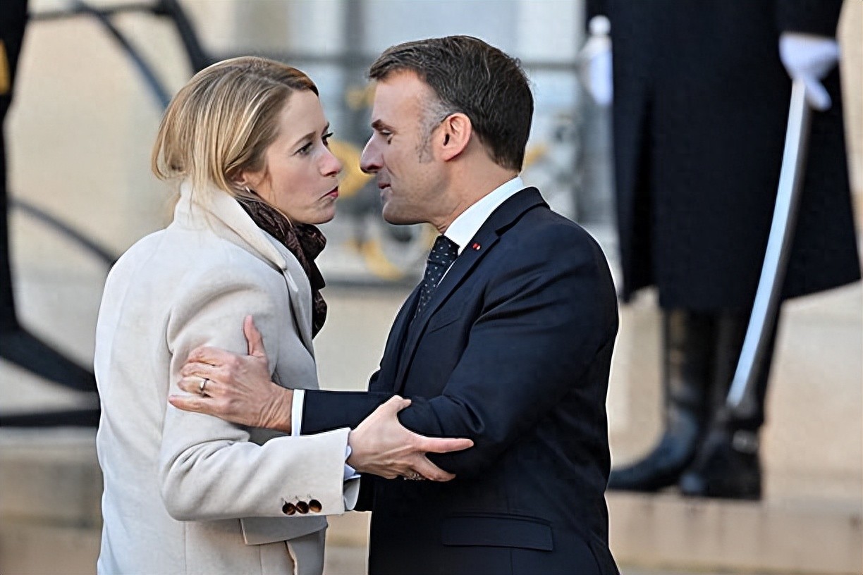 马克龙见到欧美委员会美女副主席太热情！手抓双臂，送上吻面礼