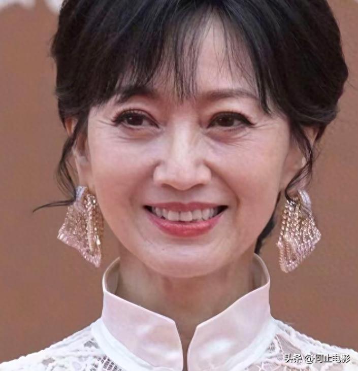 赵雅芝在敬老院探访同龄老人__63岁的赵雅芝在养老院