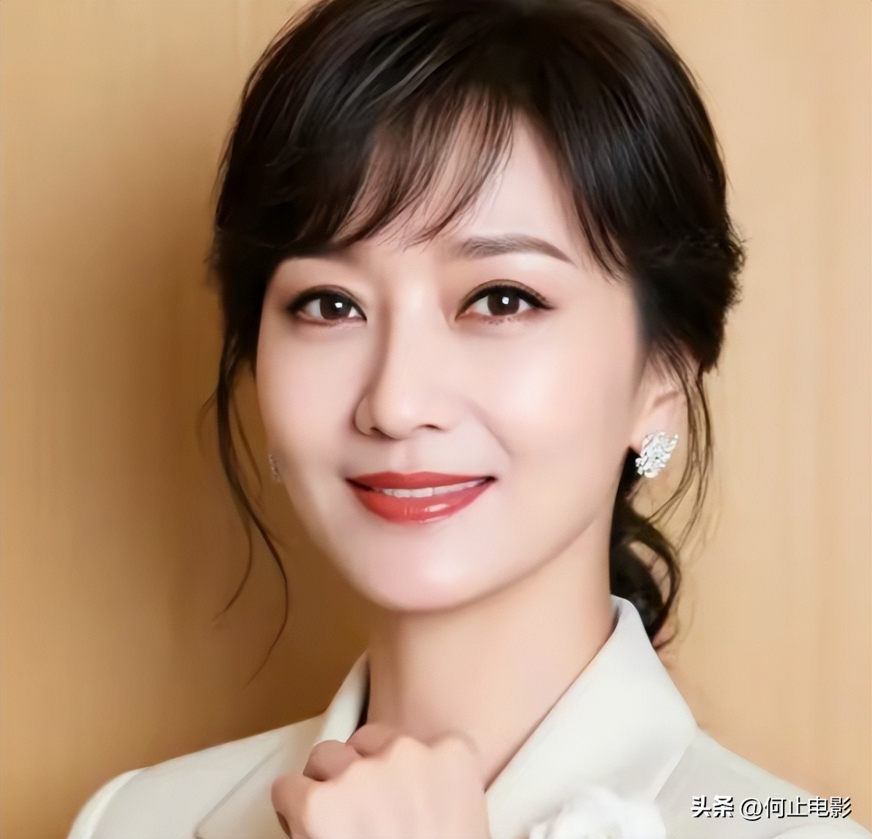 63岁的赵雅芝在养老院_赵雅芝在敬老院探访同龄老人_