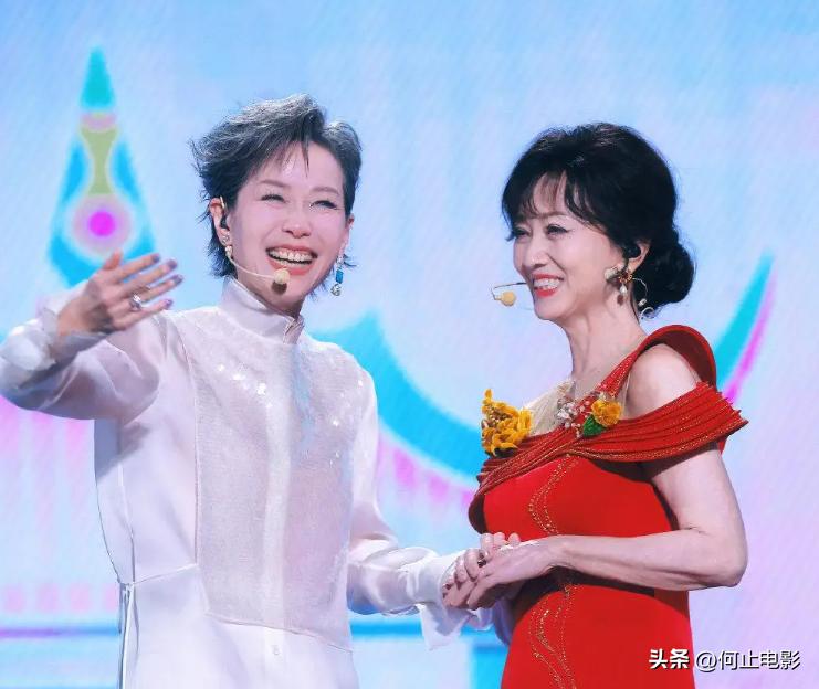 _赵雅芝在敬老院探访同龄老人_63岁的赵雅芝在养老院