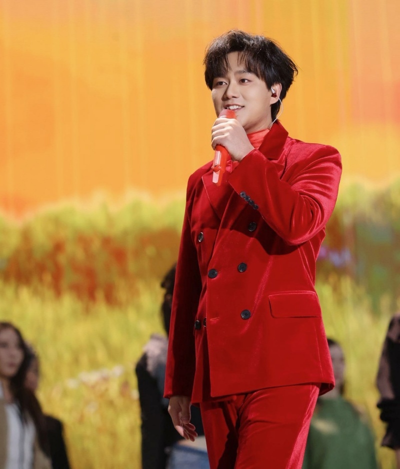 _用公益之声温暖时代 洛琦跨年压轴《相拥在一起》为小家与大国架起祝福之桥_用公益之声温暖时代 洛琦跨年压轴《相拥在一起》为小家与大国架起祝福之桥