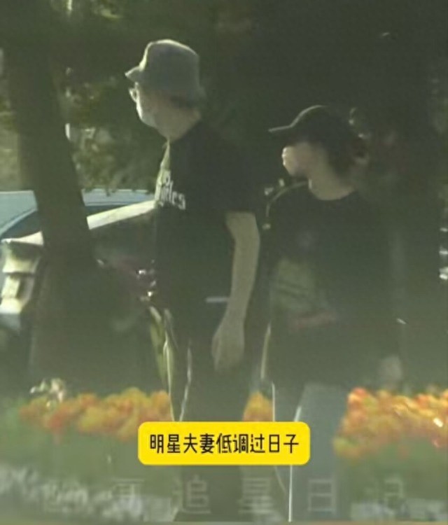 杨子姗夫妇带娃遛弯，见车路过吴中天护在前面，3岁爱女白白胖胖