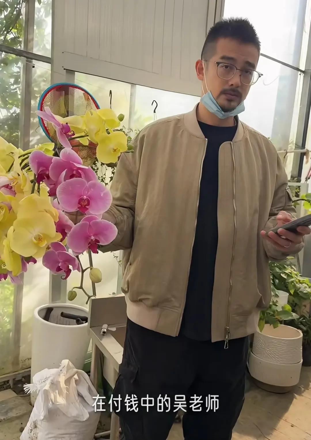 _杨子姗夫妇带娃遛弯，见车路过吴中天护在前面，3岁爱女白白胖胖_杨子姗夫妇带娃遛弯，见车路过吴中天护在前面，3岁爱女白白胖胖