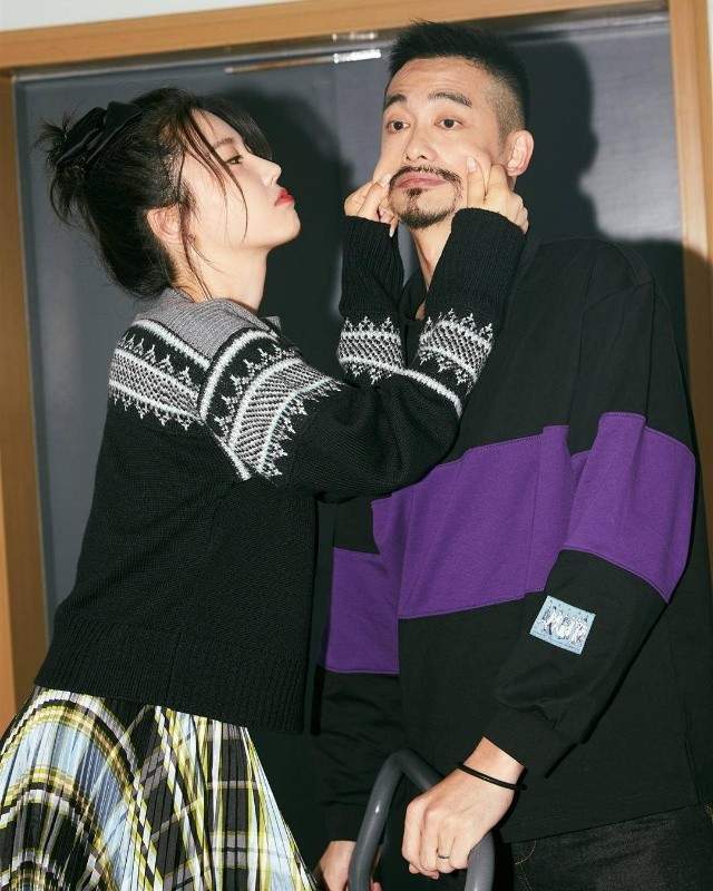 杨子姗夫妇带娃遛弯，见车路过吴中天护在前面，3岁爱女白白胖胖__杨子姗夫妇带娃遛弯，见车路过吴中天护在前面，3岁爱女白白胖胖