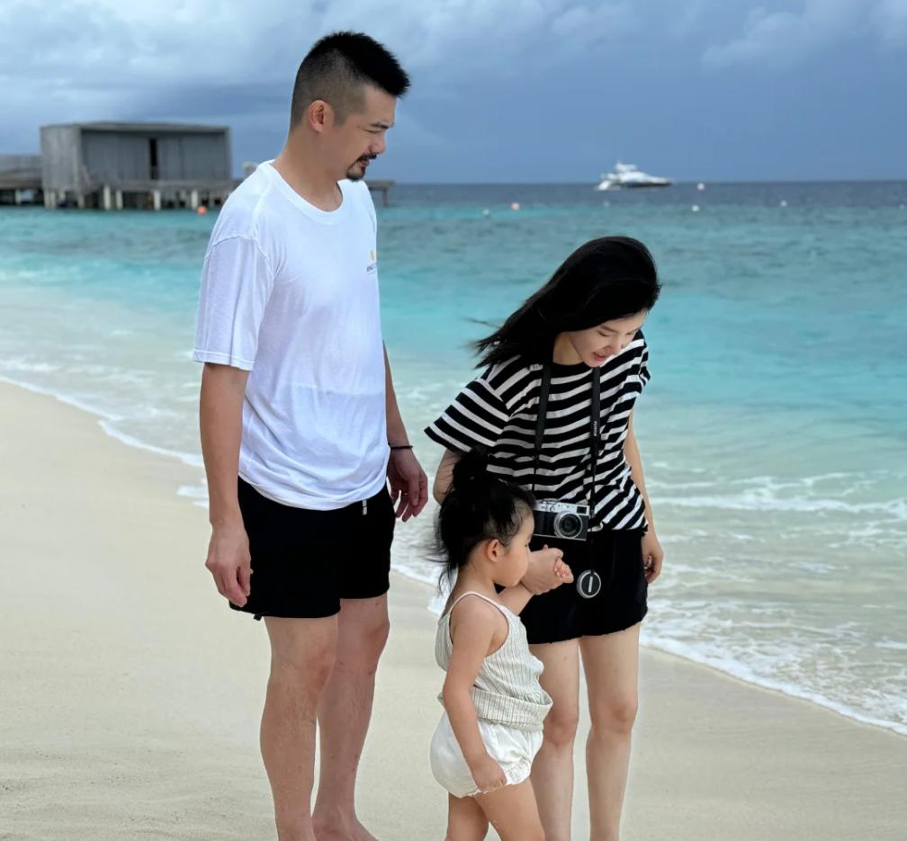 杨子姗夫妇带娃遛弯，见车路过吴中天护在前面，3岁爱女白白胖胖_杨子姗夫妇带娃遛弯，见车路过吴中天护在前面，3岁爱女白白胖胖_