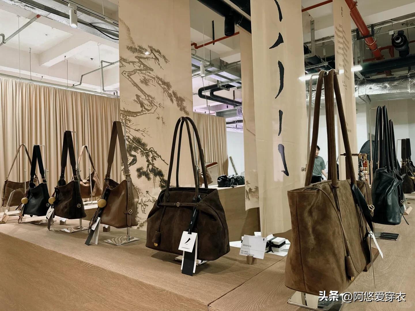 年轻人潮牌的背包品牌_年轻人背的包包_