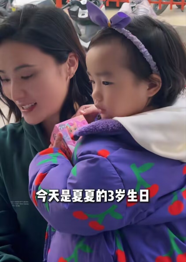 海哈金喜祖孙三代为爱女庆生，3岁夏夏精灵可爱，孝顺喂妈吃蛋糕_海哈金喜祖孙三代为爱女庆生，3岁夏夏精灵可爱，孝顺喂妈吃蛋糕_