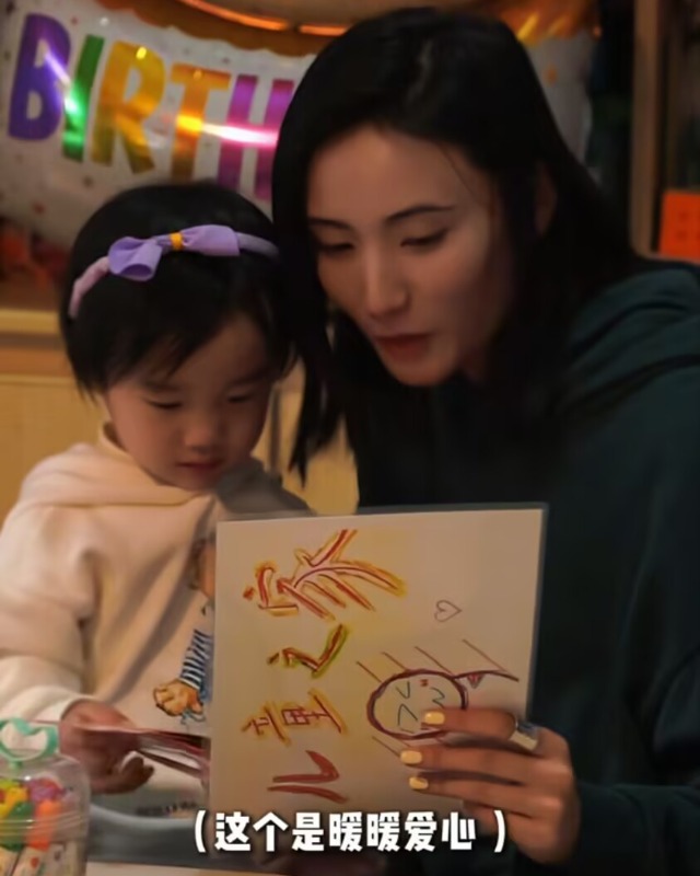 海哈金喜祖孙三代为爱女庆生，3岁夏夏精灵可爱，孝顺喂妈吃蛋糕_海哈金喜祖孙三代为爱女庆生，3岁夏夏精灵可爱，孝顺喂妈吃蛋糕_