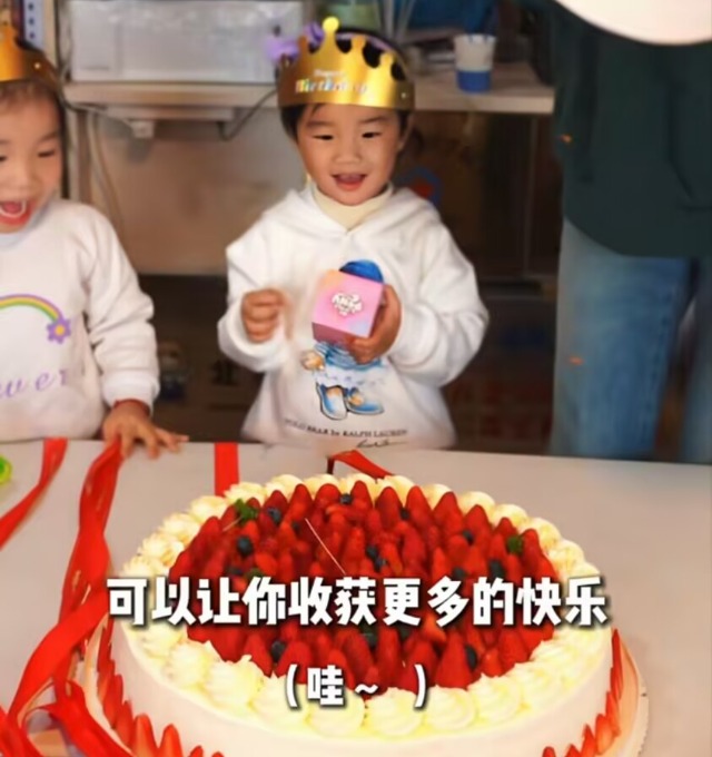 _海哈金喜祖孙三代为爱女庆生，3岁夏夏精灵可爱，孝顺喂妈吃蛋糕_海哈金喜祖孙三代为爱女庆生，3岁夏夏精灵可爱，孝顺喂妈吃蛋糕