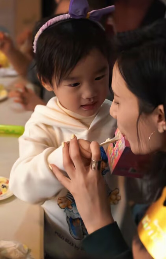 _海哈金喜祖孙三代为爱女庆生，3岁夏夏精灵可爱，孝顺喂妈吃蛋糕_海哈金喜祖孙三代为爱女庆生，3岁夏夏精灵可爱，孝顺喂妈吃蛋糕