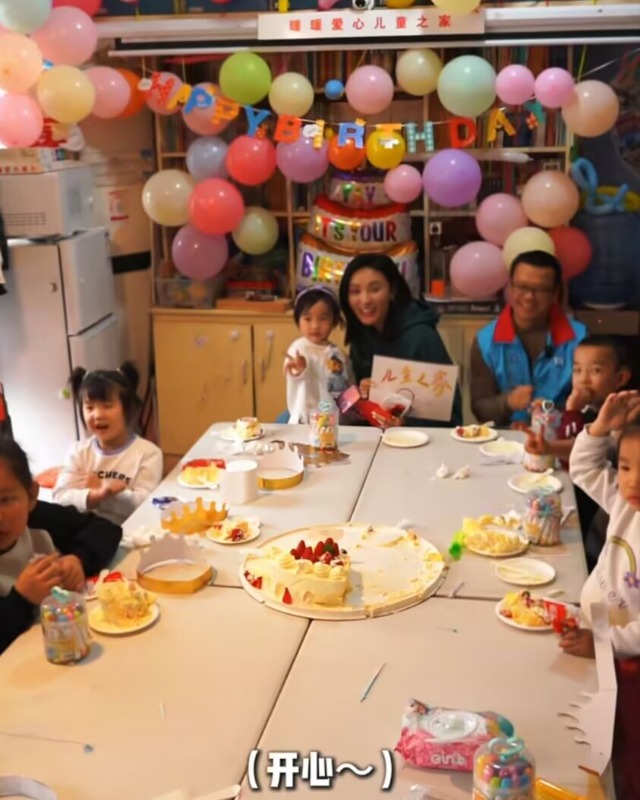 _海哈金喜祖孙三代为爱女庆生，3岁夏夏精灵可爱，孝顺喂妈吃蛋糕_海哈金喜祖孙三代为爱女庆生，3岁夏夏精灵可爱，孝顺喂妈吃蛋糕